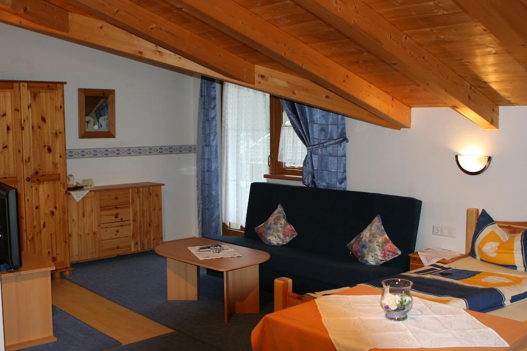 ホテル Haus Hildegard ノイシュティフト・イム・シュトゥーバイタール 部屋 写真